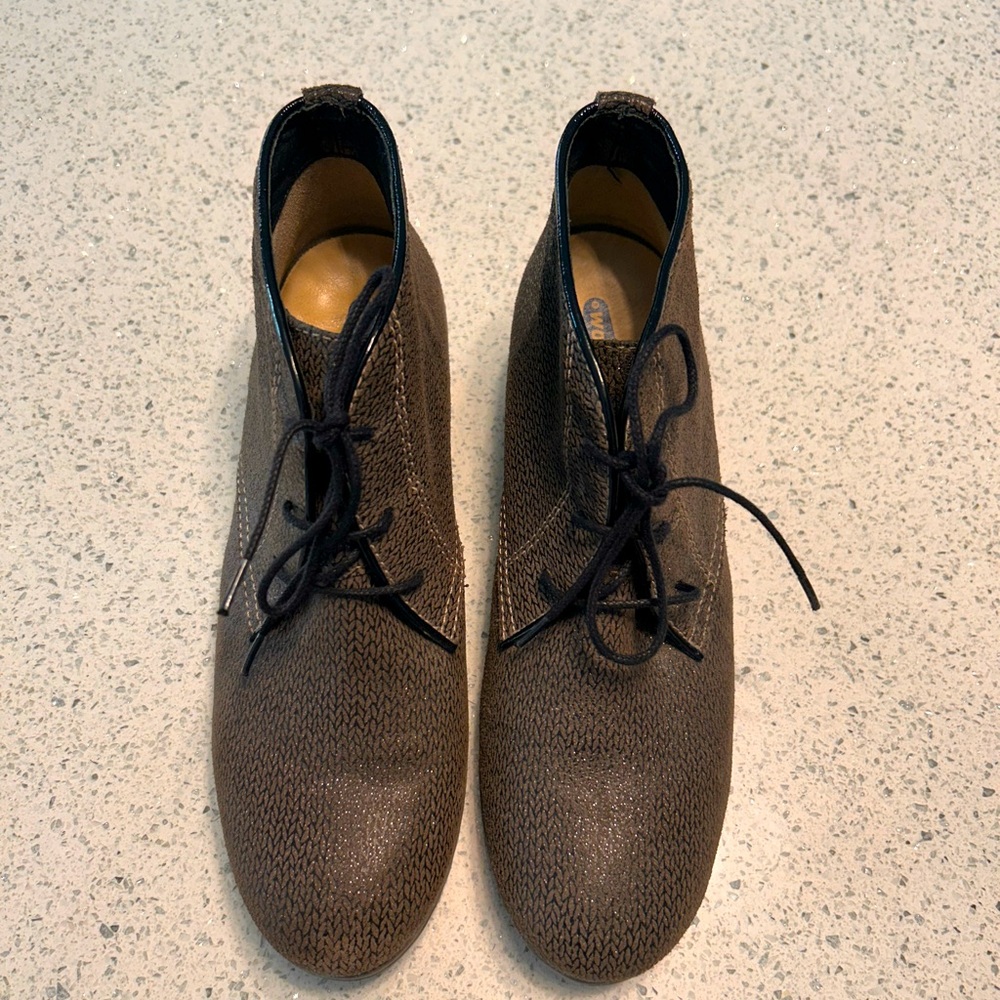 Wolky LIKE NEW Women’s Ankle-high lace-up boot. Reg $200 - Picture 3 of 4